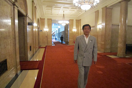 本会議場前にて